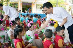Thăm và tặng quà Tết Trung thu cho thiếu nhi