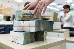 Hút mạnh tiền qua thị trường mở, giá vàng thế giới tuột dốc không phanh
