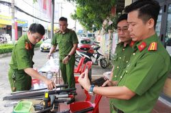 Nâng cao ý thức người dân trong đấu tranh với vi phạm về vũ khí, vật liệu nổ