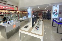 Hà Nội: Nhiều cửa hàng vắng hoe trong ngày đầu mở bán iPhone 15 ở Việt Nam