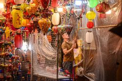 Mưa lớn đêm Trung thu, tiểu thương Hàng Mã nháo nhác dọn hàng