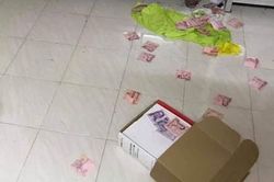 Dọn nhà sau mưa ngập, vợ run rẩy phát hiện một vật được chồng giấu kín trong gậm cầu thang