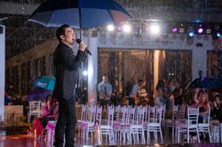 Quang Hà hát trong mưa với 500 khán giả tại Nha Trang