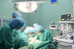 Nối thành công bàn tay bị đứt rời cho bệnh nhi gần 18 tháng tuổi