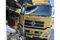 Xe tải lao vào nhà dân