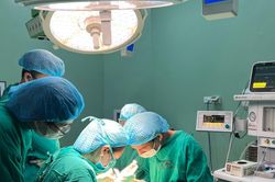 Bé trai 1 tuổi đến viện với bàn tay bị đứt rời