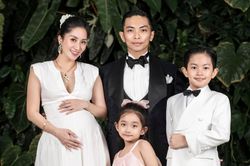 Khánh Thi nhảy cùng bố con Phan Hiển hậu sinh nở, biểu cảm bé Anna gây chú ý