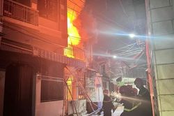 6 người kịp thoát thân trong ngôi nhà rực lửa lúc rạng sáng
