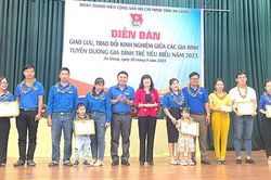 Tuyên dương 12 gia đình trẻ tiêu biểu ở Chợ Mới