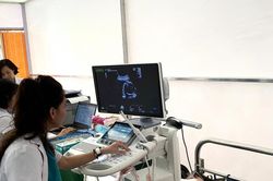 Khám sức khỏe cho hơn 500 phụ nữ tại Khu đô thị căn cứ Cam Ranh