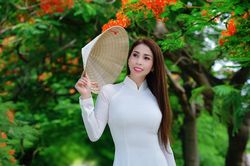 Diễn viên Lý Hương nhận đỡ đầu một bé gái đến năm 18 tuổi