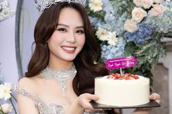 'Dì' Dung tổ chức sinh nhật bất ngờ cho Hoa hậu Mai Phương, tặng cả đàn piano xịn sò