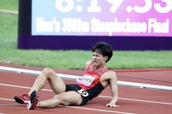 Va chướng ngại vật, kỷ lục gia điền kinh Việt Nam chấn thương và bị bắt lỗi phạm quy