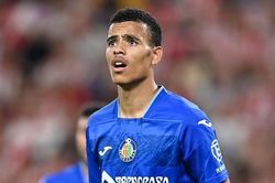 Cựu sao Man United liên tục bị cổ động viên đối phương thóa mạ trên sân
