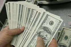 Bản tin tài chính sáng 1/10/2023: Giá vàng và dầu giảm, USD chững lại