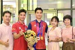 Bố mẹ đón người hùng Phạm Quang Huy về nước