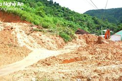 Lũ ống xuất hiện giữa trời nắng chang chang ở Kỳ Sơn