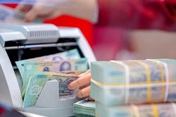 Lãi suất tiết kiệm giảm sâu, tại sao dòng tiền vẫn 'chảy' về ngân hàng?
