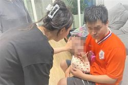 Cảnh sát đu dây giải cứu bé gái 2 tuổi mắc kẹt trong nhà
