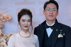 Đội phó CLB CAHN bất ngờ tung ảnh vợ sắp cưới, nhan sắc cô dâu khiến người hâm mộ trầm trồ