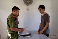 Bắt tạm giam đối tượng người nước ngoài buôn lậu hàng chục Iphone 15 Promax qua sân bay quốc tế Đà Nẵng