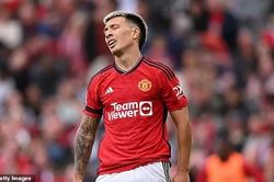 Man United mất Lisandro Martinez thêm 3 tháng vì vỡ xương bàn chân