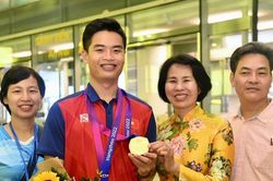 Nhà vô địch ASIAD 19 Phạm Quang Huy về nước được chào đón nồng nhiệt