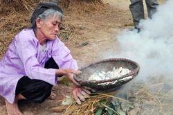 'Đất hun khói', món ăn độc lạ và hiếm của Việt Nam