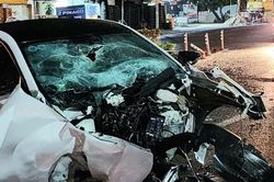 Đôi nam nữ mắc kẹt trong chiếc xe biến dạng