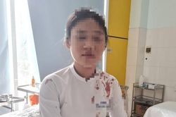 Nữ sinh dùng guốc đánh bạn cùng lớp tóe máu đầu