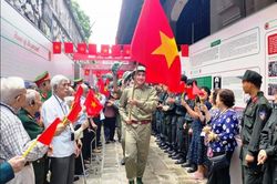 Trưng bày 'Sông Hồng cuộn sóng' tại Nhà tù Hỏa Lò