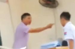 Tạm đình chỉ thầy giáo Hà Nội bóp cằm, xúc phạm học sinh