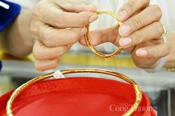 Vàng SJC tiến sát mức 69 triệu đồng/lượng; Giá cà phê trong nước đi ngang