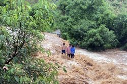 Gia Lai: Giải cứu kịp thời 3 cháu bé bị mắc kẹt giữa dòng nước lũ
