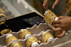 Giá vàng châu Á rơi xuống mức thấp trong gần 7 tháng