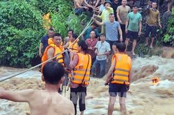 Giải cứu các cháu nhỏ mắc kẹt giữa dòng lũ tại Gia Lai
