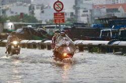 Nam Bộ chật vật vì triều cường và mưa dông, Biển Đông sắp đón bão