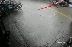 Xót xa vụ xe máy va chạm xe đầu kéo, mẹ tử vong, con lọt giữa gầm