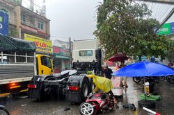 Xe đầu kéo không biển số va xe máy khiến hai người thương vong