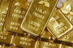 Ngay phiên giao dịch đầu tuần, giá vàng tiếp tục lao dốc