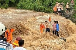 Giải cứu an toàn 3 em nhỏ bị mắc kẹt giữa suối do lũ đổ về bất ngờ