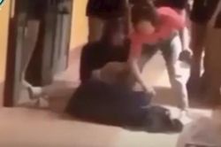 Bố nữ sinh quỳ khóc trước cửa lớp: 'Cô giáo dùng ngôn từ quá thô bạo và nặng với con tôi'
