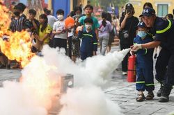 Hà Nội:Người dân, học sinh, sinh viên trải nghiệm kỹ năng chữa cháy và cứu nạn