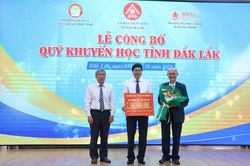 Quỹ khuyến học Đắk Lắk chắp cánh ước mơ đến trường cho học trò miền núi