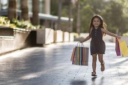 Cách dạy trẻ coi trọng con người hơn vật chất