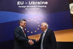 Các Ngoại trưởng EU đến trấn an Ukraine sau khi Mỹ tạm dừng viện trợ
