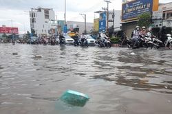 Cần Thơ ứng phó triều cường: Xử nghiêm hành vi vứt rác làm tắc nghẽn dòng chảy