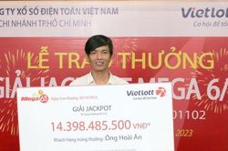 Một người trúng vietlott hơn 14 tỷ không đeo mặt nạ khi nhận giải