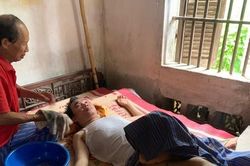 Cha già còng lưng cày ruộng không lo nổi 1 triệu đồng mua thuốc cho con