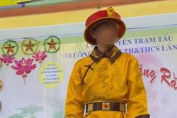 Yêu cầu giải trình vụ 'giang hồ mạng' mặc đồ phản cảm biểu diễn ở trường học